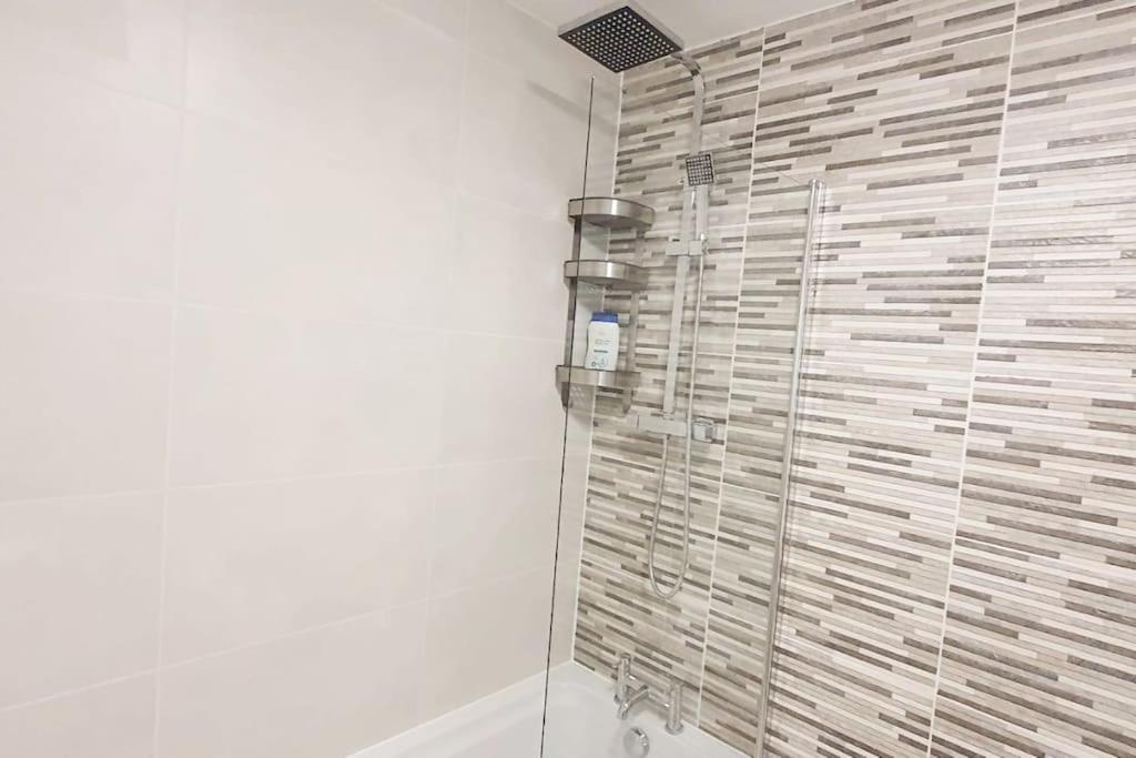 Walnut Flats-F2, 3-Bedroom With Garden & Patio - Ac, Parking, Netflix, Wifi - Close To Oxford, Bicester & Blenheim Palace Ngoại thất bức ảnh