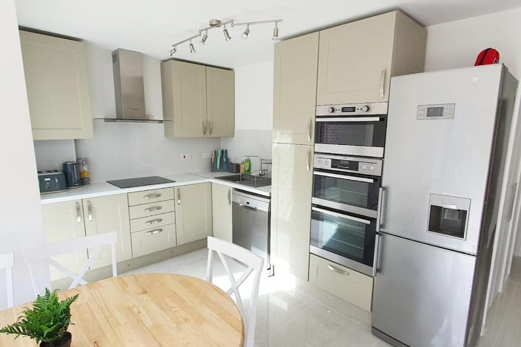 Walnut Flats-F2, 3-Bedroom With Garden & Patio - Ac, Parking, Netflix, Wifi - Close To Oxford, Bicester & Blenheim Palace Ngoại thất bức ảnh